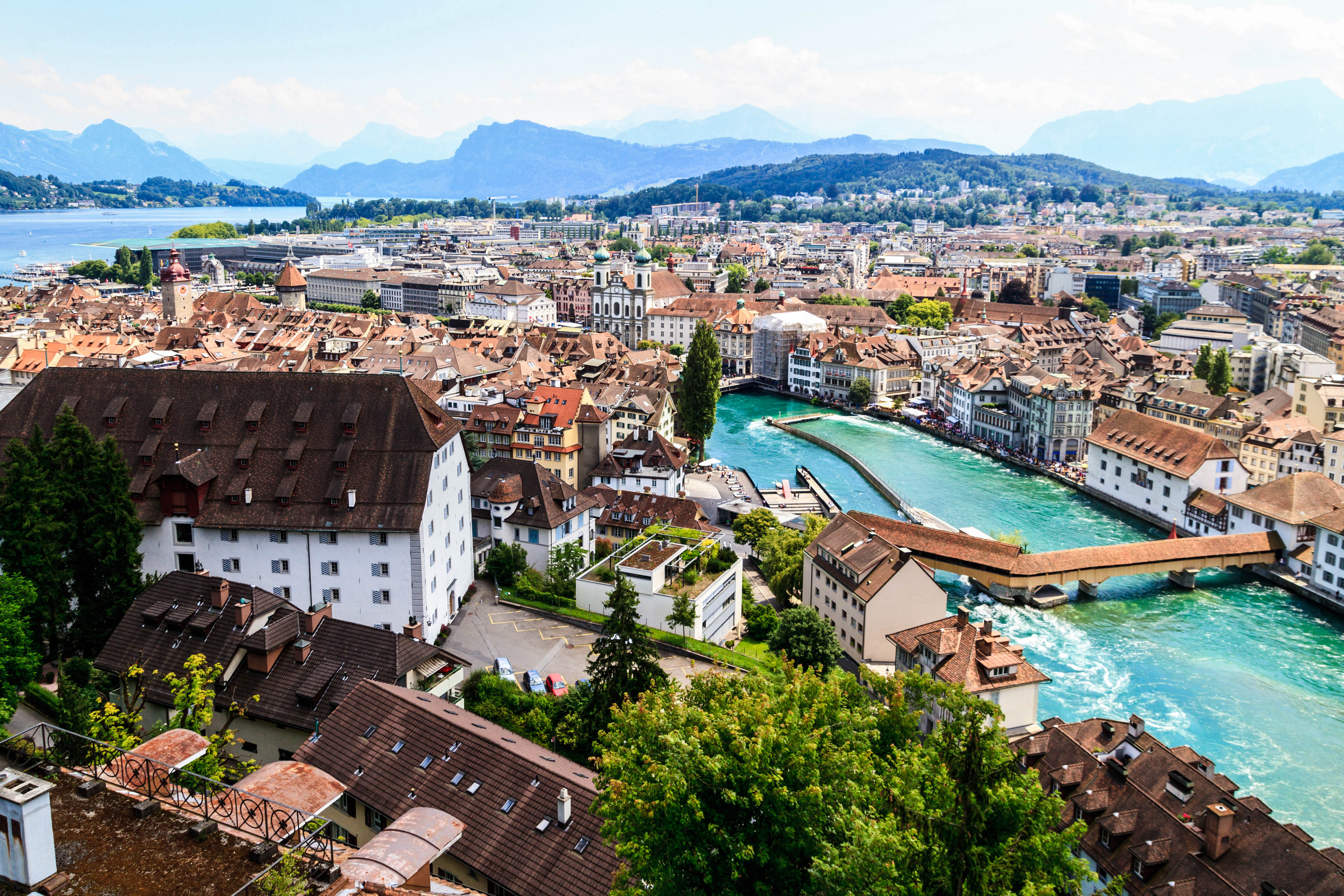 Immobilien am Vierwaldstättersee in Luzern mit Blick auf die Stadt