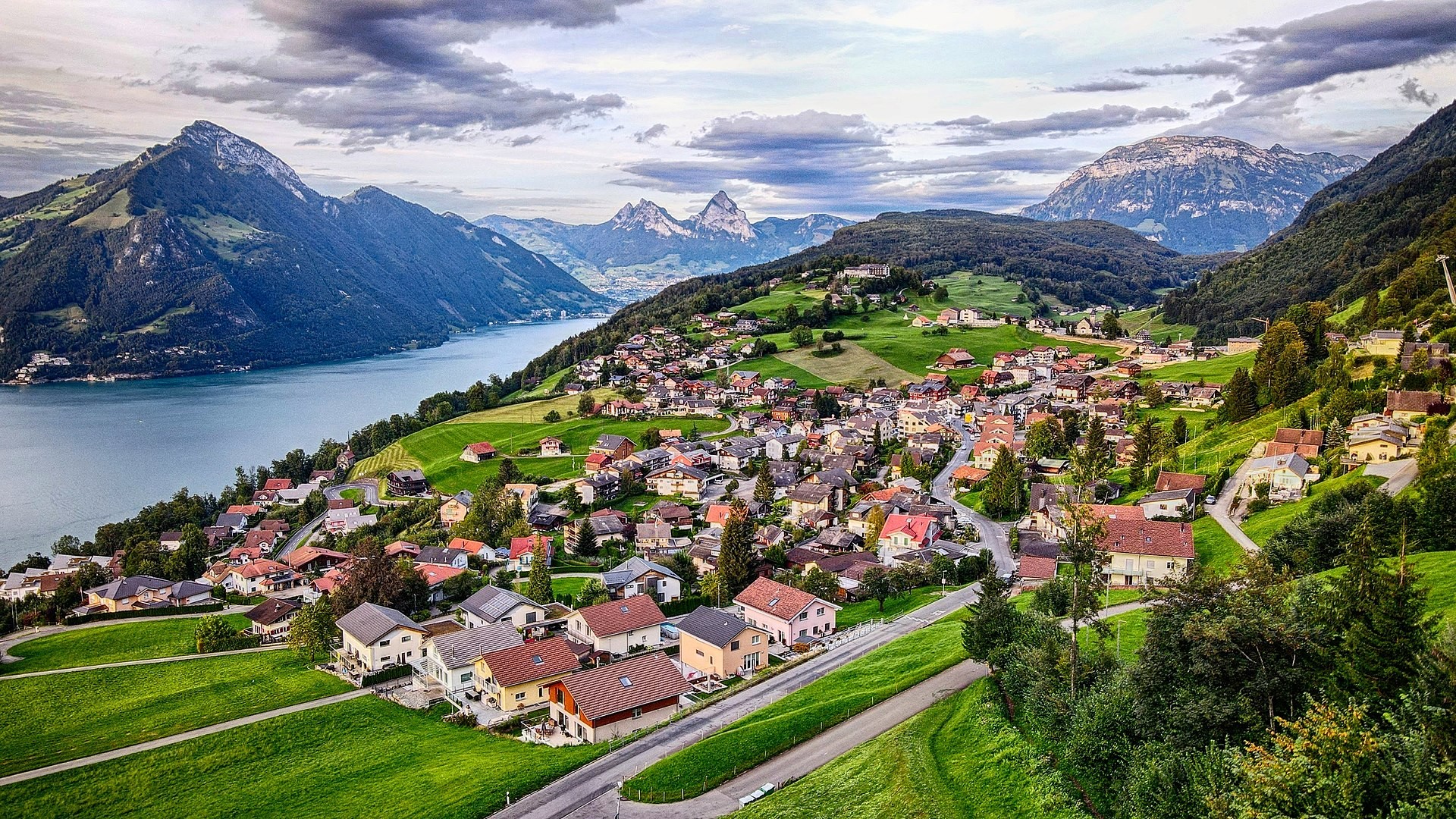 Blick auf den Vierwaldstättersee und die Gemeinden in Nidwalden