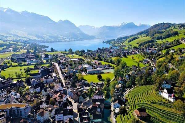 Blick auf Sarnen und den Sarnersee im Kanton Obwalden