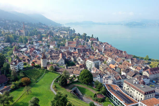 Blick auf die Stadt Zug am Zugersee mit modernen Wohngebäuden